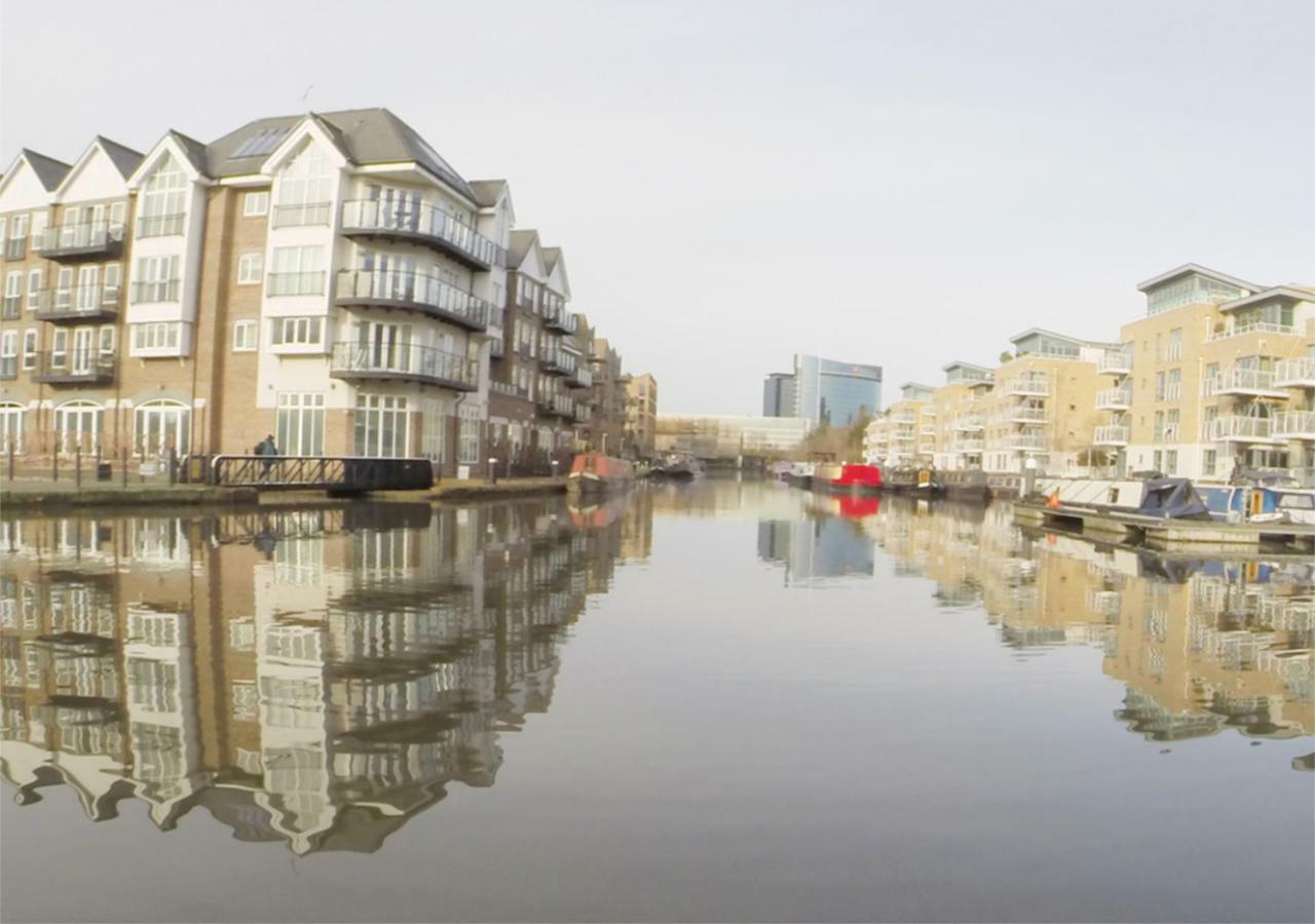 Slick Suite In A Waterside West-London Development Brentford Exterior foto